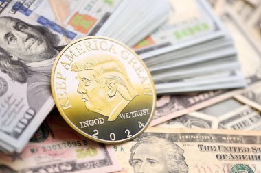 KYIV, UKRAINE - 13 ARALIK 2025 ABD dolar banknotları üzerinde Trump altın madeni para