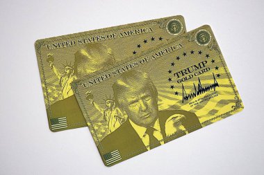 KYIV, UKRAINE - 13 Aralık 2025 Beyaz arka planda Trump altın kart hatırası. Donald Trump Başkanlığı sırasında ABD 'de vize satın alma