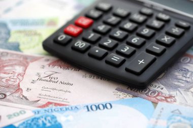 Nijerya naira para birimi faturaları ve hesap makinesi yakın plan. Vergilendirme ve para sayımı kavramı
