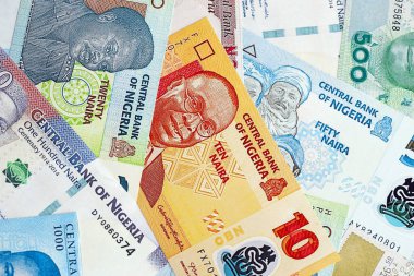Nijerya naira para birimi. Mevcut banknotlar masanın üzerinde büyük miktarda yatıyor.