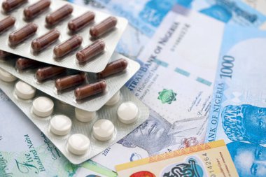 Nijerya naira para birimi faturaları ve ilaç hapları yakında. İlaç ve eczane kavramı