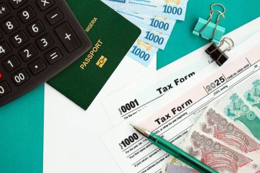 Nijerya naira para faturaları ve vergi formlu hesap makinesi. Vergi ve muhasebe kavramı