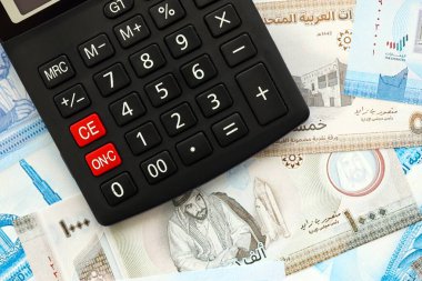 Birleşik Arap Emirlikleri kara para birimi faturaları ve hesap makinesi kapanıyor. Vergilendirme ve para sayımı kavramı