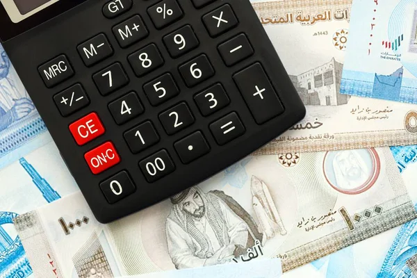 Birleşik Arap Emirlikleri kara para birimi faturaları ve hesap makinesi kapanıyor. Vergilendirme ve para sayımı kavramı
