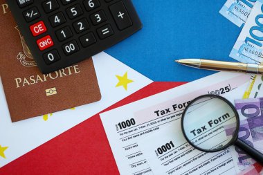 Filipinler pezosu para faturaları ve vergi formlu hesap makinesi. Vergi ve muhasebe kavramı