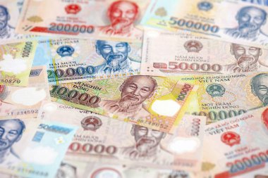 Vietnam dong para birimi faturaları. Mevcut banknotlar masanın üzerinde büyük miktarda yatıyor.