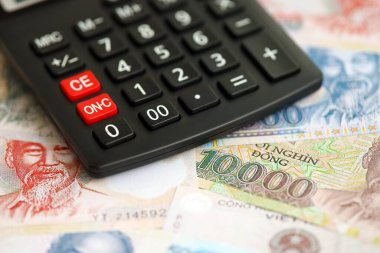 Vietnam dong para birimi faturaları ve hesap makinesi kapatılıyor. Vergilendirme ve para sayımı kavramı