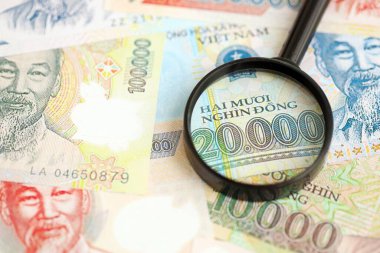 Vietnam dong para birimi faturaları ve büyüteç yakın çekim. Finansal izleme ve vergilendirme kavramı