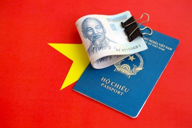 Vietnam dong para birimi faturaları ve pasaport bayrak yakın yatar. Seyahat ve tatil kavramı
