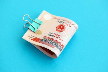 Vietnam dong para faturaları büyük miktarda mavi yakın çekim. Finans ve bankacılık kavramı