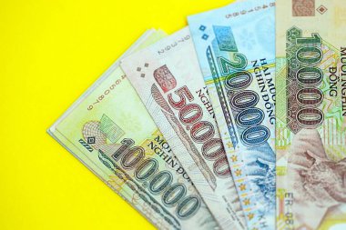 Vietnamlı çükünün para faturaları sarıya çok yakın. Finans ve bankacılık kavramı