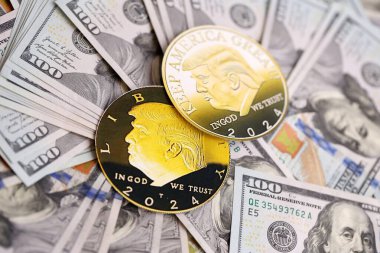 KYIV, UKRAINE - 13 Aralık 2025 Büyük miktardaki 100 dolarlık banknotlar üzerinde Trump altın madeni para