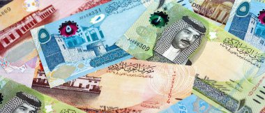 Bahreyn dinar para birimi faturaları. Mevcut banknotlar masanın üzerinde büyük miktarda yatıyor.