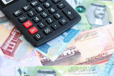 Bahreyn dinar para birimi faturaları ve hesap makinesi kapanıyor. Vergilendirme ve para sayımı kavramı