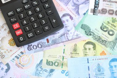 Tayland baht para birimi faturaları ve hesap makinesi kapanıyor. Vergilendirme ve para sayımı kavramı