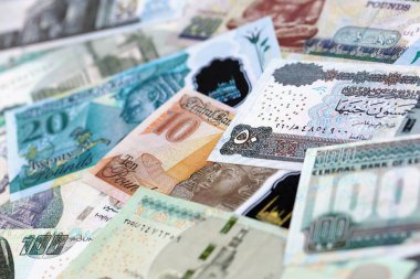 Mısır para birimi banknotları. Mevcut banknotlar masanın üzerinde büyük miktarda yatıyor.