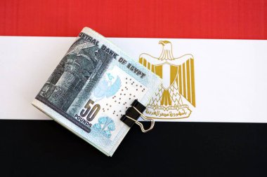 Mısır para birimi banknotları bayrağın üzerinde duruyor. İş ve yatırım kavramı