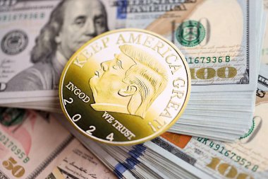 KYIV, UKRAINE - 13 ARALIK 2025 ABD dolar banknotları üzerinde Trump altın madeni para