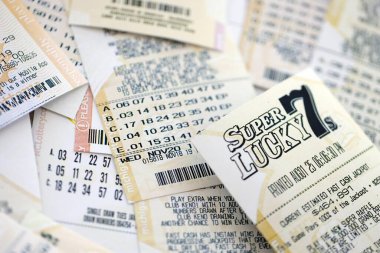 KYIV, UKRAINE - 22 Ekim 2025 Süper Şanslı 7 bilet birçok piyango biletinde yatar.