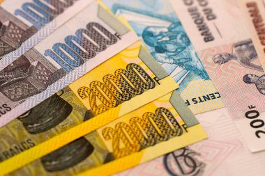 Kongo frangı faturaları büyük miktarda masaya yakın. Demokratik Kongo Cumhuriyeti 'nde zengin yaşam konsepti. İş ve ekonomi