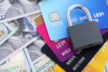 100 dolar banknot ve asma kilitli kredi kartları. Güvenlik ve güvenli bankacılık kavramı