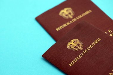 Açık mavi masa arka planında iki Kolombiya pasaportu. Kolombiya Cumhuriyeti vatandaşlığı kavramı