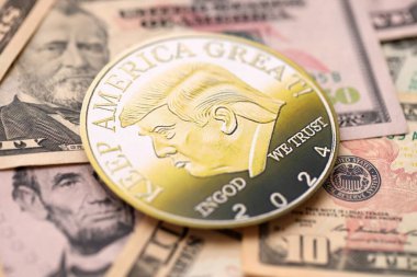 KYIV, UKRAINE - 13 ARALIK 2025 ABD dolar banknotları üzerinde Trump altın madeni para