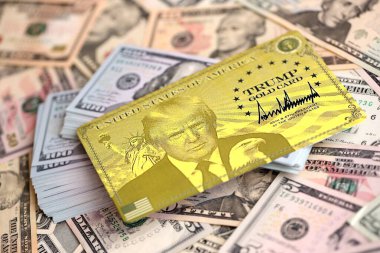 KYIV, UKRAINE - 13 ARALIK 2025 Trump altın kart hatırası büyük miktarda Amerikan doları banknotları yakın çekim