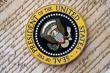 KYIV, UKRAINE - 13 ARALIK 2025 ABD Başkanı 'nın ABD Anayasası etiketinin ilk sayfasını kapat. Biz İnsanlar