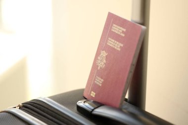 Havaalanında, turistik bagaj bagajında Belçika pasaportu. Avrupa 'da seyahat ve turizm kavramı