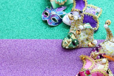 Çeşitli Venedik maskeleri. Venedik Karnavalı için renkli sanatsal maskeler