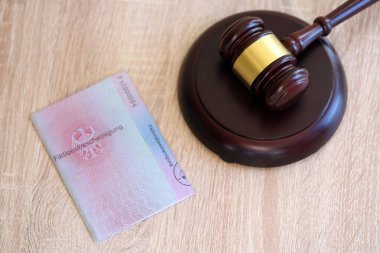 Alman geçici oturma izni numunesi Yargıç Hammer 'a yakın duruyor. Fiktionsscheinigung