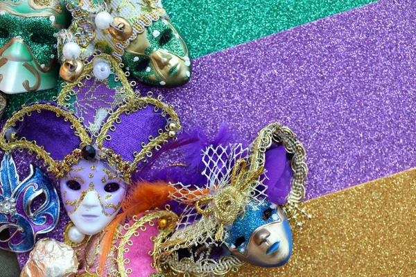 Renkli arka planda farklı karnaval maskeleri. Mardi Gras Şişman Salı Kutlaması