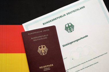 Resmi vatandaşlık belgesinde Alman pasaportu var. Alman vatandaşlığının başarıyla kazanılması için sembolik yakın plan