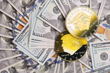 KYIV, UKRAINE - 13 Aralık 2025 Büyük miktardaki 100 dolarlık banknotlar üzerinde Trump altın madeni para