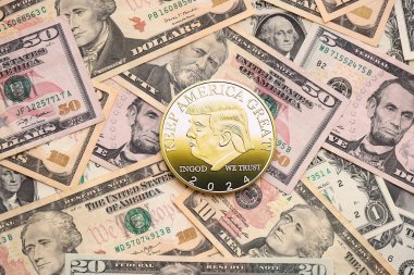 KYIV, UKRAINE - 13 ARALIK 2025 ABD dolar banknotları üzerinde Trump altın madeni para