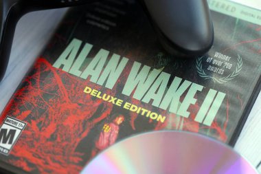 KYIV, UKRAINE - EPTEMBER 8, 2025 Alan Wake 2 video oyunu ahşap masa üzerinde uzanıyor.
