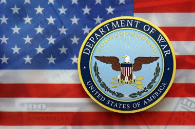 KYIV, UKRAINE - 17 Eylül 2025 ABD Savaş Bakanlığı rozeti Amerika Birleşik Devletleri bayrağına yakın