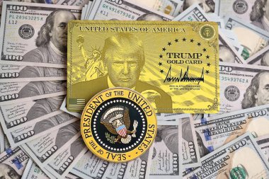 KYIV, UKRAINE - 13 Aralık 2025 Trump altın kartı ve ABD başkanının mührü.