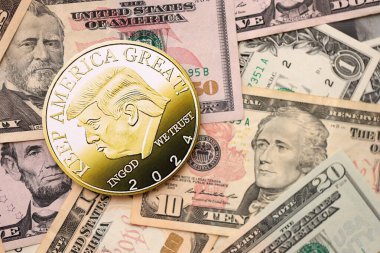 KYIV, UKRAINE - 13 ARALIK 2025 ABD dolar banknotları üzerinde Trump altın madeni para