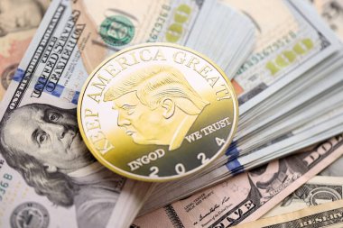KYIV, UKRAINE - 13 ARALIK 2025 ABD dolar banknotları üzerinde Trump altın madeni para