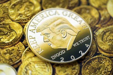 KYIV, UKRAINE - 13 ARALIK 2025 Parlak altın madeni paralar üzerine Trump madeni para