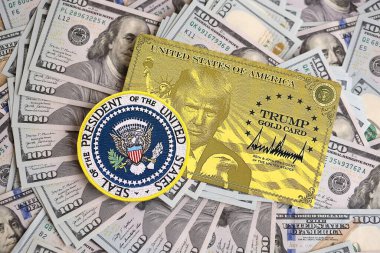 KYIV, UKRAINE - 13 Aralık 2025 Trump altın kartı ve ABD başkanının mührü.