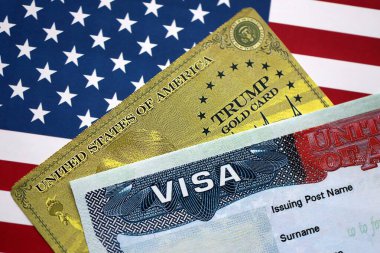 KYIV, UKRAINE - 13 Aralık 2025 Trump altın kartı ve Amerika Birleşik Devletleri bayrağı üzerindeki ABD vizesi