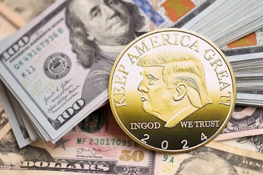 KYIV, UKRAINE - 13 ARALIK 2025 ABD dolar banknotları üzerinde Trump altın madeni para