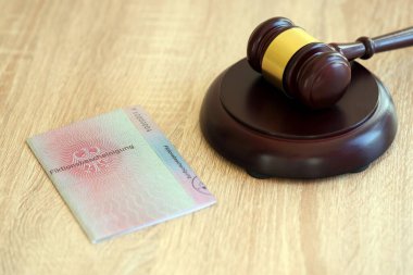 Alman geçici oturma izni numunesi Yargıç Hammer 'a yakın duruyor. Fiktionsscheinigung