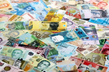 Dünyanın çeşitli para birimlerinden gelen farklı banknotlar. Büyük para yığını kapanır.