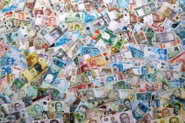 Dünyanın farklı ülkelerinden, farklı mezheplerden pek çok banknot. Çeşitli para birimlerinin büyük miktarları. Döviz Borsası kavramı