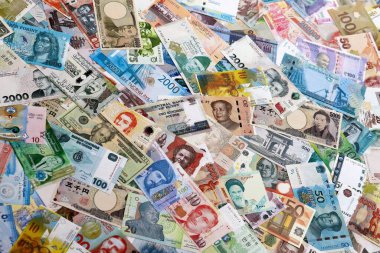 Dünyanın çeşitli para birimlerinden farklı renkte banknotlar. Para değişimi konsepti. Bir yığın para.