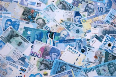 Çeşitli para birimleri, banknotlar, tam çerçeve. Farklı ülkelerden gelen birçok nakit para yığını yakın mesafede. Dünya ekonomisi ve döviz kuru kavramı